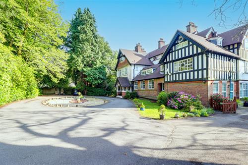 Hindhead character property with high ceilings